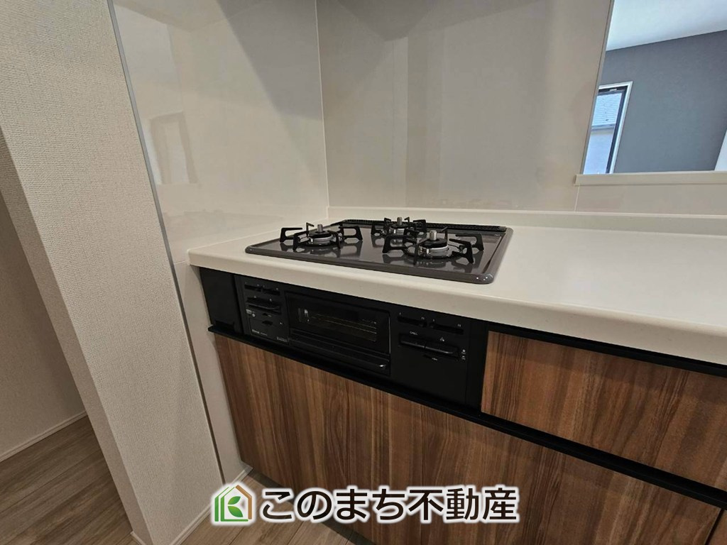 リナージュ那須塩原市関谷23-1期のキッチン|三ツ口コンロ採用で、同時調理もスムーズ◎！お料理を並べられるカウンター付きで、配膳・片付けをサポート！リビングで過ごすご家族とコミュニケーションを楽しみながら作業可能です♪