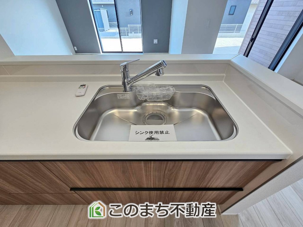 リナージュ那須塩原市関谷23-1期のキッチン|ビルトイン型浄水器を内蔵したキッチン水栓。お米を研いだり、野菜を洗ったりするときなど用途に応じてワンタッチで浄水に切り替えが可能です。カートリッジ式なので、フィルターを簡単に交換する事が出来ます。