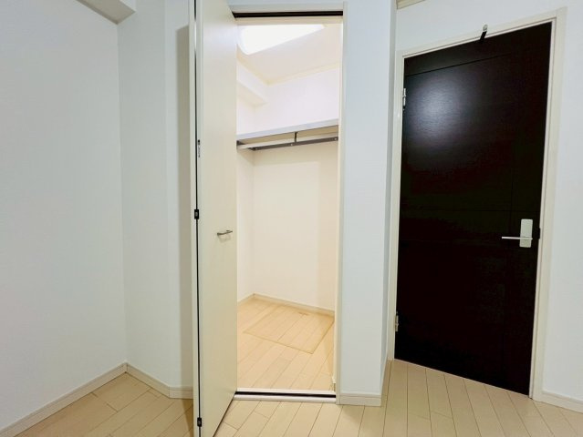 【収納】 | 板橋区東新町２丁目　中古戸建て | 大容量で収納力に優れたWICが、住空間をすっきり保ちます