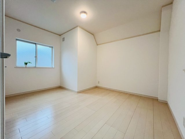【洋室】 | 板橋区東新町２丁目　中古戸建て | 陽光が差し込む明るい洋室で、ゆったりとした時間を過ごせます
