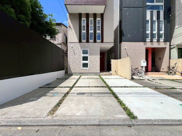 【駐車場】 | 板橋区東新町２丁目　中古戸建て | 日々の利用に配慮した、スムーズに駐車できるスペースです