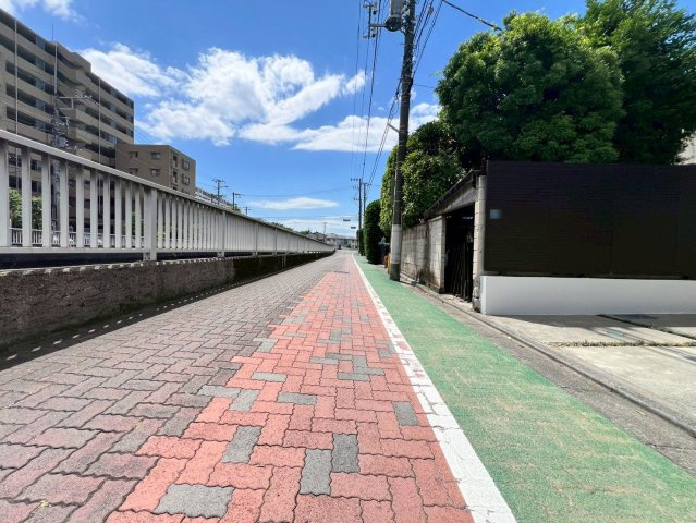 【前面道路含む現地写真】 | 板橋区東新町２丁目　中古戸建て | 見通しの良い前面道路で、安心して通行できる住環境です