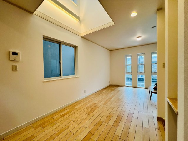 【居間・リビング】 | 板橋区東新町２丁目　中古戸建て | 開放的な空間設計で、毎日が心地よいLDKを実現しています