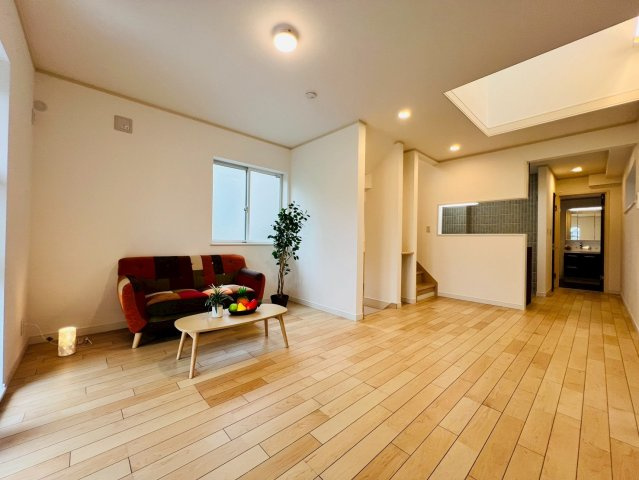 【居間・リビング】 | 板橋区東新町２丁目　中古戸建て | 明るい陽光が差し込む、開放感あふれる心地よいLDKです