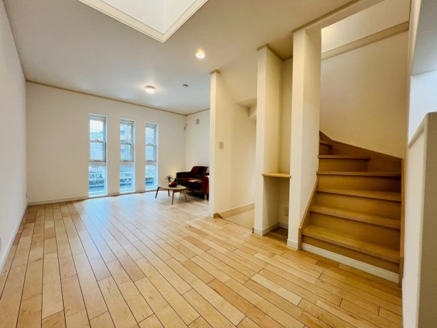【居間・リビング】 | 板橋区東新町２丁目　中古戸建て | 家族の会話が自然と生まれる、明るく開放感のある空間です