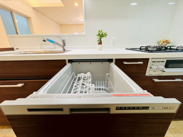 【キッチン】 | 板橋区東新町２丁目　中古戸建て | 食後の片付けを効率化し、家事の負担を軽減する食器洗浄乾燥機