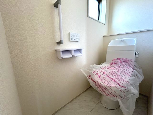 リーブルガーデンS第12富士見町時沢　2号棟のトイレ|2階トイレです。清潔感のある白を基調としています。