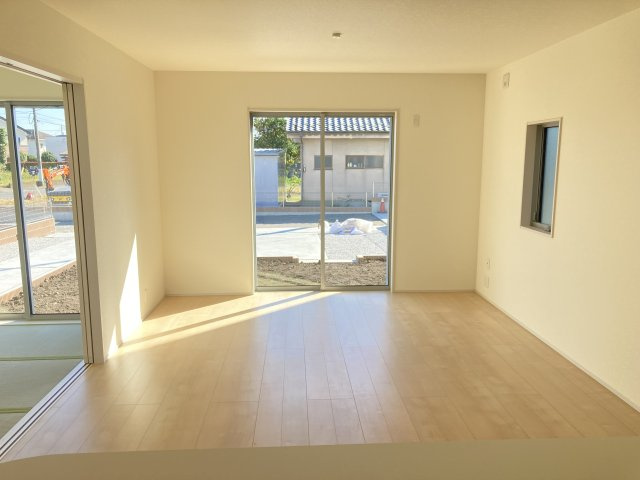 リーブルガーデンS第12富士見町時沢　2号棟の居間・リビング|【イメージ画像】カウンターキッチンなのでお料理をしながら会話もできます。
夕食の支度をしながら、お子様の様子も見られて自然と会話も増えますよ♪