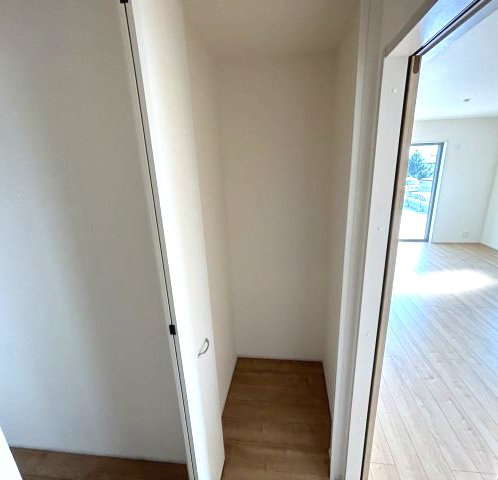 リーブルガーデンS第12富士見町時沢　2号棟の玄関|１階廊下収納です