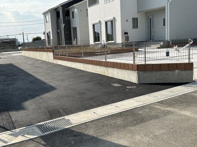 リーブルガーデンS第12富士見町時沢　2号棟の前面道路含む現地写真|前面道路も広々しています。