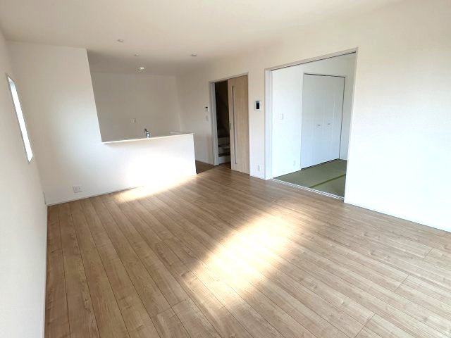 リーブルガーデンS第12富士見町時沢　2号棟の居間・リビング|ゆったり過ごせる16帖リビングです
人気の対面式キッチンを配した空間はお好みの家具も合わせやすく、家族がくつろぐ快適な空間造りをサポート。窓からは明るい陽光が差し込みます。