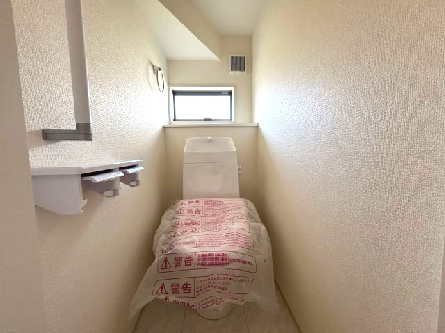 リーブルガーデンS第12富士見町時沢　2号棟のトイレ|1階トイレです。清潔感のある白を基調としています。
温水洗浄・便座暖房機能の付いた快適なトイレです☆