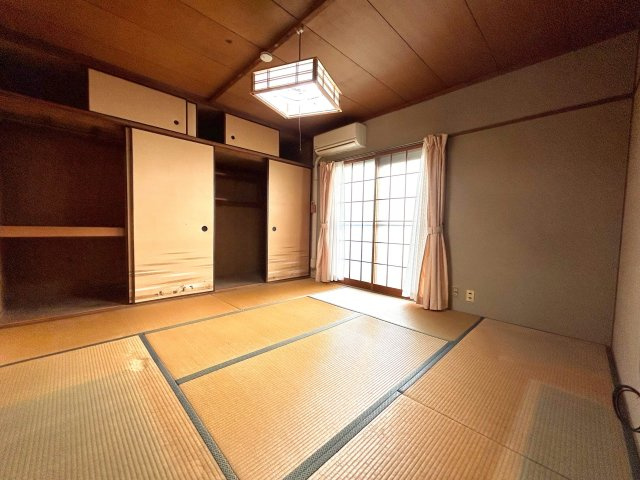 渦ヶ森コーポ5号棟の和室|8帖の和室です。