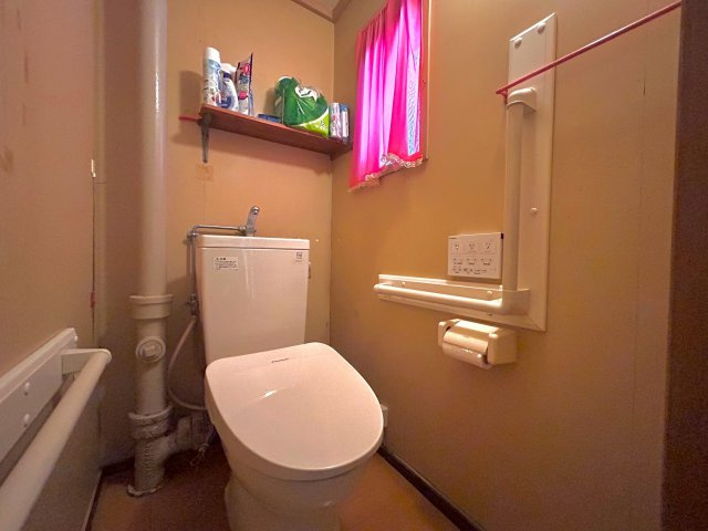 渦ヶ森コーポ5号棟のトイレ|嬉しい温水洗浄便座となっております。
トイレに窓があり、こもりがちな匂いも換気することができます。