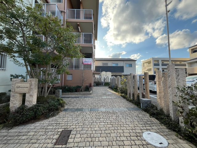 寝屋川市中神田町の賃貸マンションのエントランス