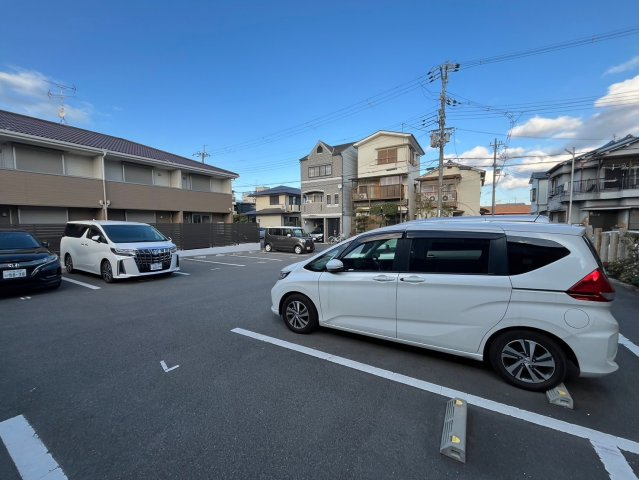 寝屋川市中神田町の賃貸マンションの駐車場