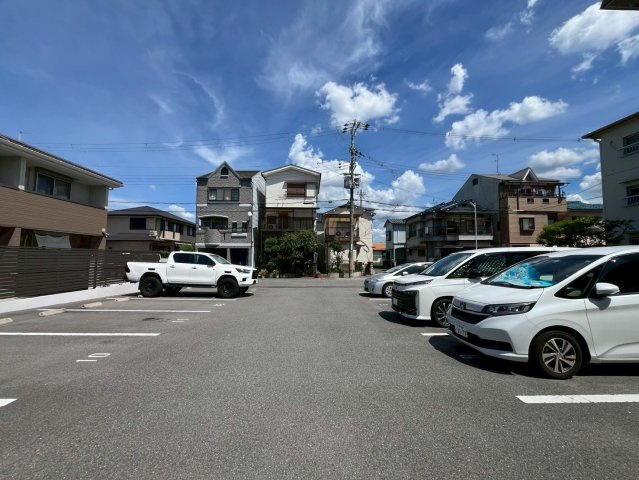寝屋川市中神田町の賃貸マンションの駐車場