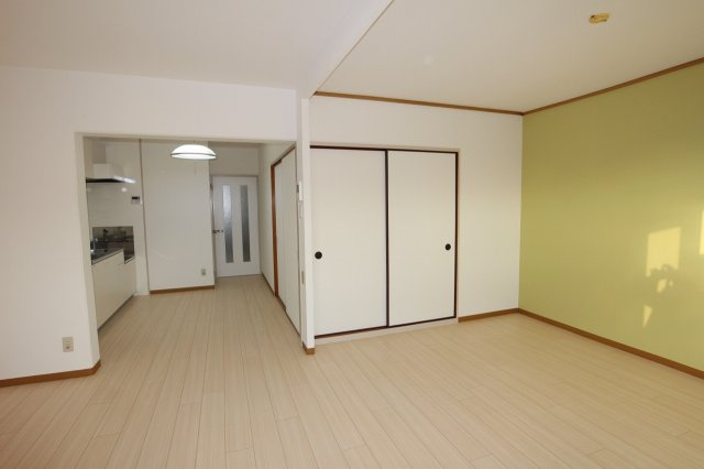 寝屋川市中神田町の賃貸マンションの居間・リビング