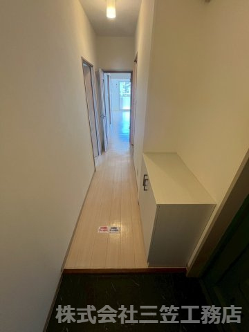寝屋川市中神田町の賃貸マンションの玄関
