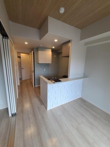 Modern palazzo博多FRONTの居間・リビング