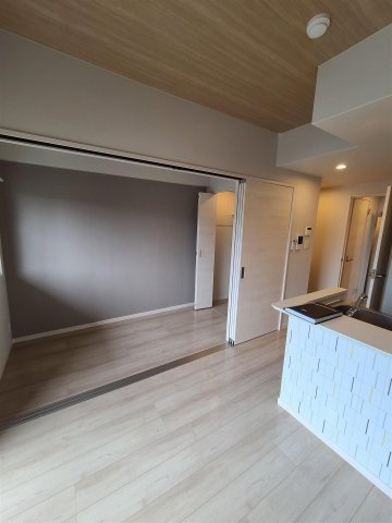 Modern palazzo博多FRONTの居間・リビング
