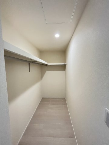 【収納】 | 糟屋郡粕屋町甲仲原1丁目・平屋　1号棟（全1棟）【仲介手数料無料・0円】 | 現地写真。ウォークインクローゼットです。