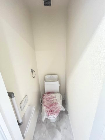 【トイレ】 | 糟屋郡粕屋町甲仲原1丁目・平屋　1号棟（全1棟）【仲介手数料無料・0円】 | 現地写真。トイレは2か所あります。