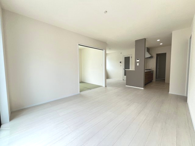 【居間・リビング】 | 糟屋郡粕屋町甲仲原1丁目・平屋　1号棟（全1棟）【仲介手数料無料・0円】 | 現地写真。
