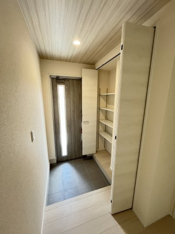 【玄関】 | 糟屋郡粕屋町甲仲原1丁目・平屋　1号棟（全1棟）【仲介手数料無料・0円】 | 現地写真。