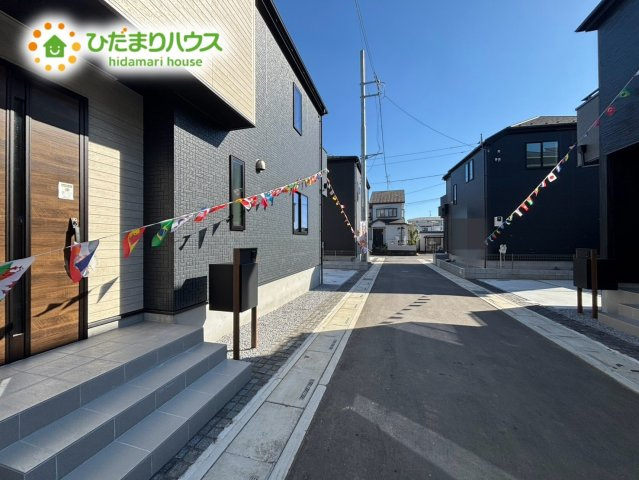 上尾市平方3期　新築戸建　グラファーレ02の前面道路含む現地写真