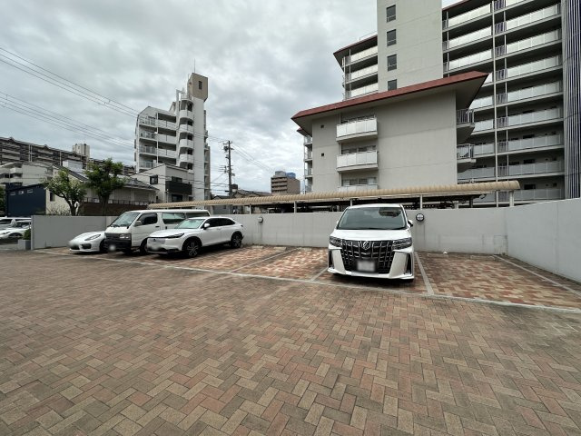 ローレルハイツ神戸１号棟の駐車場