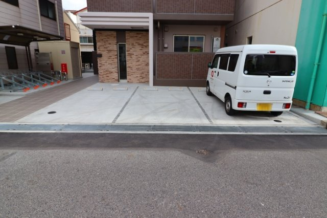 オリヴィエ宝町の駐車場