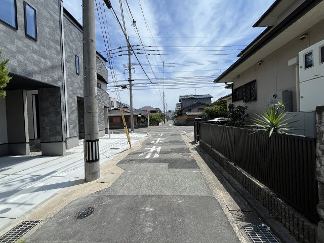 【その他】 | 福岡市西区小戸3丁目7期　1号棟（全3棟）【仲介手数料無料・0円】 | 現地写真。前面道路です。