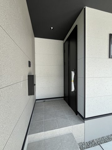 【玄関】 | 福岡市西区小戸3丁目7期　1号棟（全3棟）【仲介手数料無料・0円】 | 施工例。施工例は完成時と異なる場合があります。