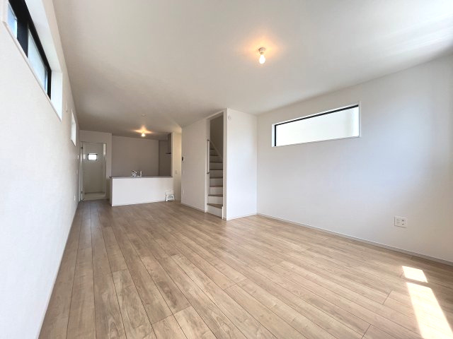 【居間・リビング】 | 福岡市西区小戸3丁目7期　2号棟（全3棟）【仲介手数料無料・0円】 | 現地写真。