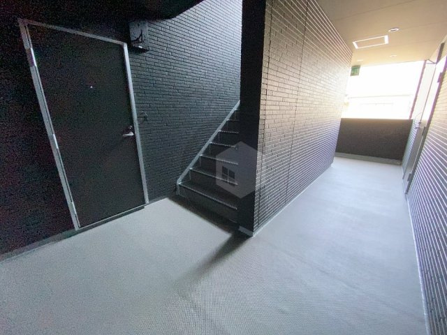 badge放出eastのロビー