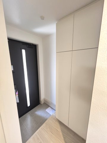 【玄関】 | 福岡市西区小戸3丁目7期　3号棟（全3棟）【仲介手数料無料・0円】 | 施工例。施工例は完成時と異なる場合があります。