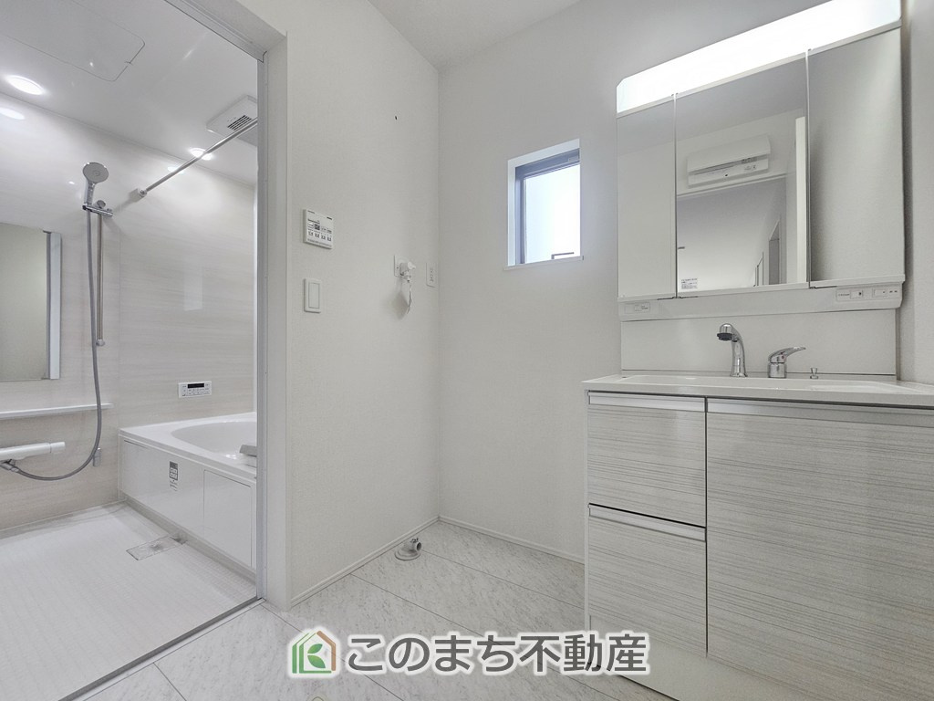 リナージュ那須塩原市関谷23-1期の洗面所|同社施工物件の写真です。※建具やフローリング、その他仕様が違う場合がございます。シャンプードレッサーで朝の身支度♪伸びるホースでお掃除も簡単清潔です！
