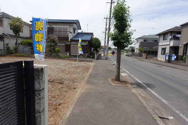 川越市霞ヶ関北　売地の前面道路含む現地写真
