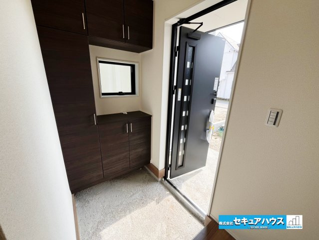 【本日ご案内可能】東浦町大字緒川字天白　全3棟の玄関|【玄関イメージ】
◆お家に出会う人々を迎える玄関だからこそ、広々清潔感あふれる空間にしたいものです。採光・通風にも配慮された設計で毎日明るい空間をキープします♪