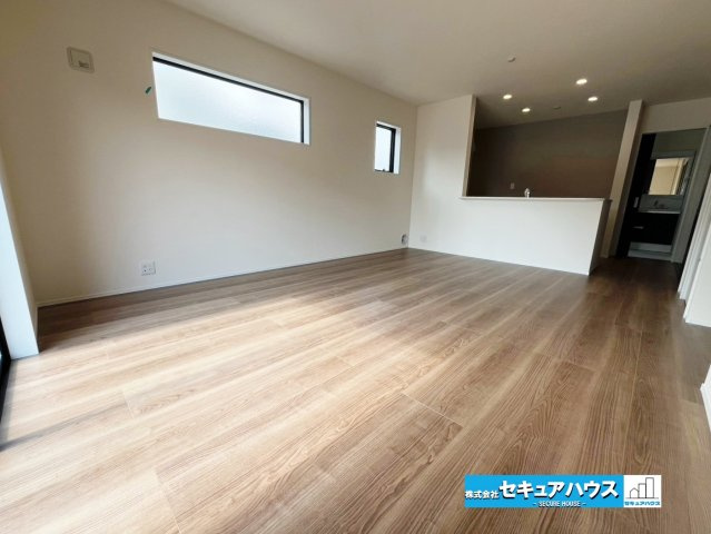 【本日ご案内可能】東浦町大字緒川字天白　全3棟の居間・リビング|【LDK】
◆通学から帰宅し、リビングルームで会話を楽しむ子ども達。リビングから臨む景色は太陽色に染まり、解放感溢れゆったりとしたひと時を過ごすことが出来る素敵な空間です。