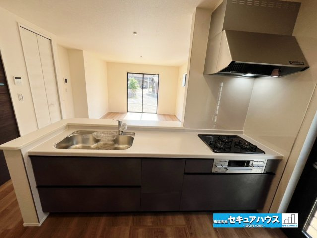 【本日ご案内可能】東浦町大字緒川字天白　全3棟のキッチン|【キッチン】
◆同時にたくさんの料理が調理できる。「焼く・蒸す・煮る」の工程を同時進行で進めることができるので、料理を素早く作ることができます。育児でバタバタ忙しいママに嬉しい♪
