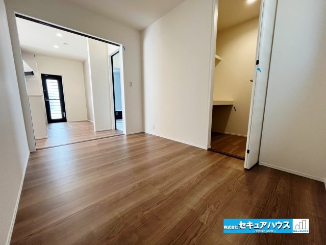 【同施工物件ご案内可】東浦町大字緒川字天白　全3棟の内観：施工例|【洗面台イメージ】
◆鏡の裏にはたっぷりと収納スペースを標準装備！
◆電源を付属しているのでドライヤーなど利用できます。