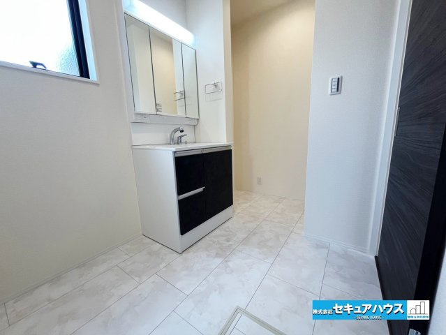 【同施工物件ご案内可】東浦町大字緒川字天白　全3棟の内観：施工例|【浴室イメージ】
◆アクセントパネルで落ち着きのある雰囲気を演出します。毎日の疲れを癒やすバスタイムをお楽しみ下さい！
◆窓付きで、カビの繁殖を抑える効果があります。