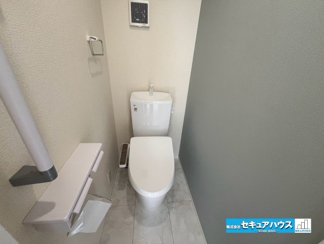 【同施工物件ご案内可】東浦町大字緒川字天白　全3棟のトイレ|【高機能トイレ】
◆高機能トイレの多くは便器のフタの開閉が自動であり、使用後に手動で水を流す面倒もなく非常に便利です。スタイリッシュな見た目で、お掃除しやすく、節水効果が高いです。
