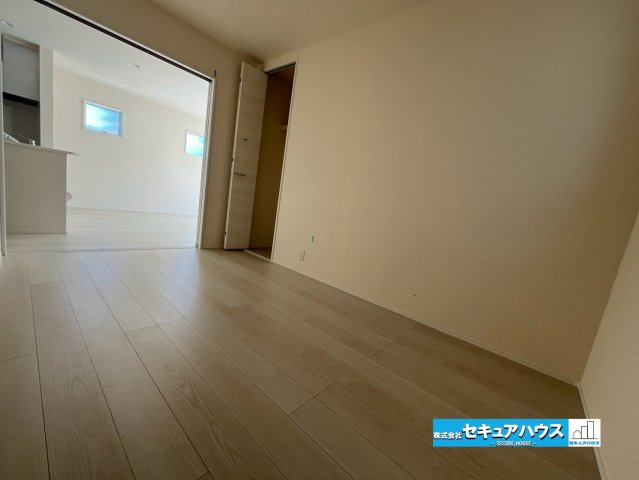 【同施工物件ご案内可】東浦町大字緒川字天白　全3棟の洋室|【１F洋室5帖】
◆広々とした居住空間は日々の暮らしを彩り、心のやすらぎと満足感を与えてくれます。通風と採光を考慮した設計は子供たちはのびのび育ち、家族でくつろぎと団らんを生み出します。　　　　　　　
