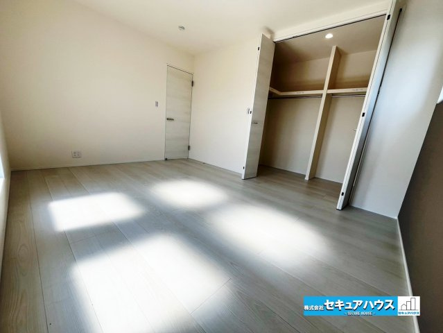 【同施工物件ご案内可】東浦町大字緒川字天白　全3棟の洋室|【２F洋室7.8帖】
◆お子様のお部屋や主寝室、来客時の宿泊室、趣味のお部屋としてもご利用いただけます♪　　　　　　　　　　　　　　　　　　　　　　　　　　　　　　　　　　　　　　　　　　　　　　　　