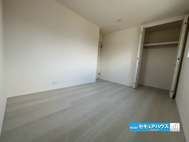 【同施工物件ご案内可】東浦町大字緒川字天白　全3棟の洋室|【２F洋室6.2帖】
◆家族一人ひとりの大切なプライベート空間。趣味に合わせて使って頂けるようシンプルに仕上げてあります。暮らし心地を大きく左右する収納を、適材適所に配置し使い勝手を考慮しました。　　
