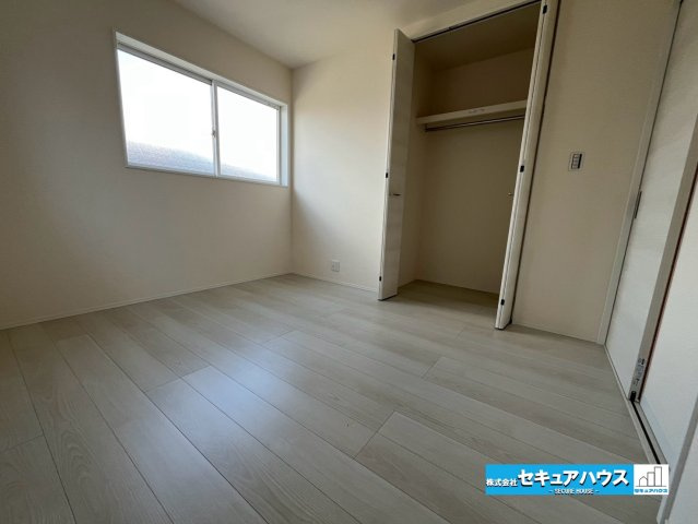 【同施工物件ご案内可】東浦町大字緒川字天白　全3棟の洋室|【２F洋室5.2帖】
◆シンプルで使い勝手の良い洋室は、寝室や子ども部屋にぴったり。ベッドやデスクなどの家具も配置しやすく、ライフスタイルに合わせて自由に活用できます。　　　　　　　　　　　　　　　　