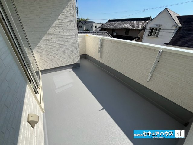【同施工物件ご案内可】東浦町大字緒川字天白　全3棟のバルコニー|【バルコニー】
◆見晴らしもよく、太陽の温かな温もりをめいっぱい受け止めてくれます。
太陽の光と爽やかな風を受けたお洗濯物はあっという間に乾き、取りこむ時には太陽の匂いを感じられそうですね。　